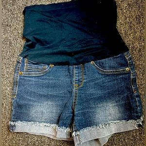“Haute Mama” Maternity Shorts! (Size Small) Great Condition.